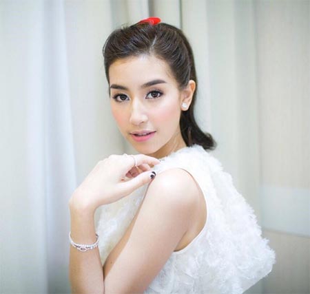 สร้อยข้อมือดารา