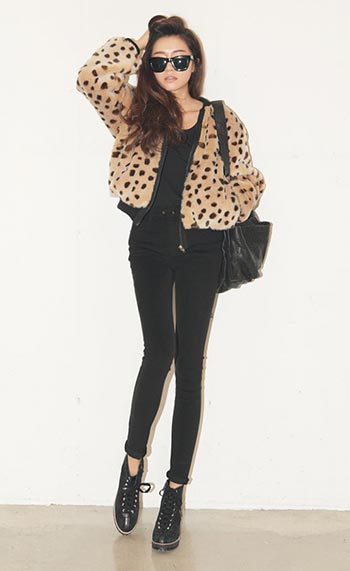 สาวตัวเล็กใส่ผ้าใบ