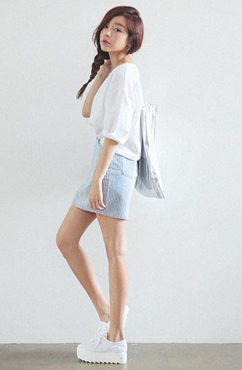 สาวตัวเล็กใส่ผ้าใบ