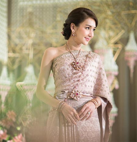 เนย โชติกา