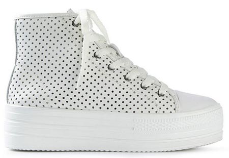 สาวตัวเล็กใส่ผ้าใบ