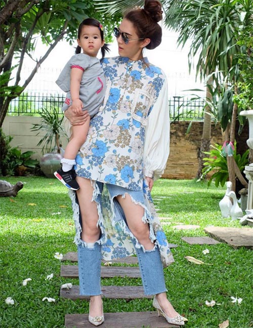 ดาราใส่ยีนส์ขาด