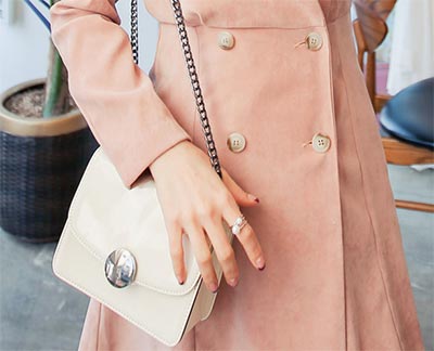 กระเป๋าสีขาว