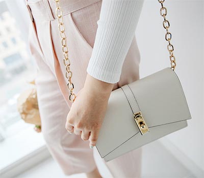 กระเป๋าสีขาว