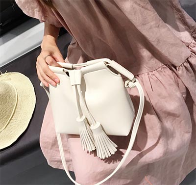 กระเป๋าสีขาว