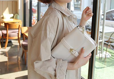 กระเป๋าสีขาว