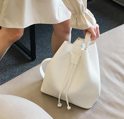 กระเป๋าสีขาว