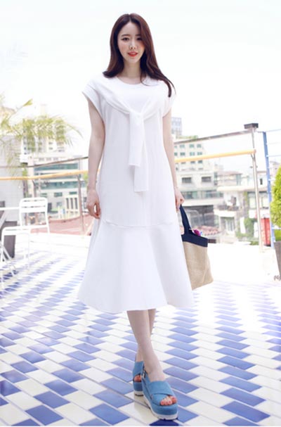 ชุดเดรสสีขาว