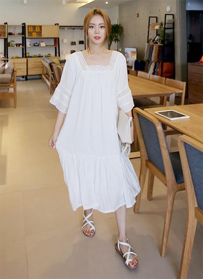 ชุดเดรสสีขาว
