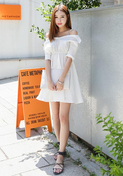 ชุดเดรสสีขาว