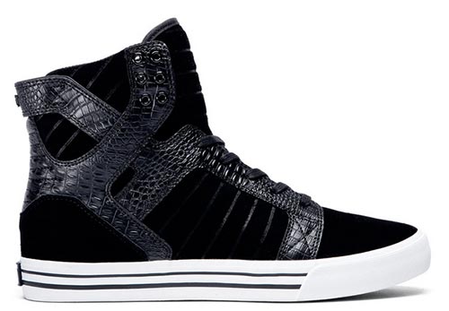 รองเท้าผ้าใบสีดําล้วน