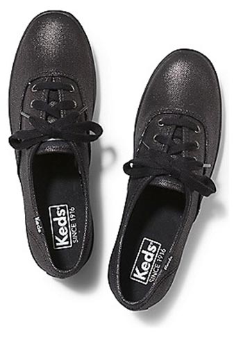 รองเท้าผ้าใบสีดําล้วน