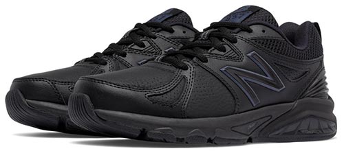 รองเท้าผ้าใบสีดําล้วน