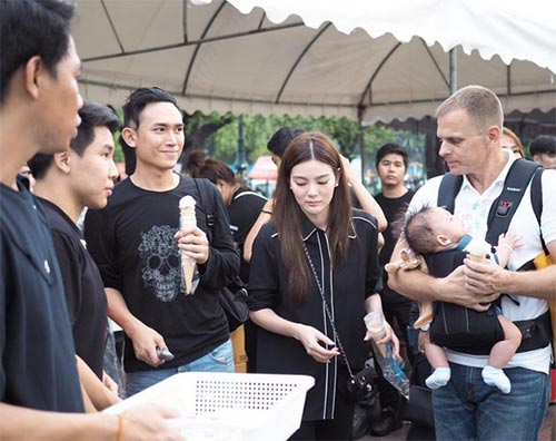 การแต่งกายไว้ทุกข์