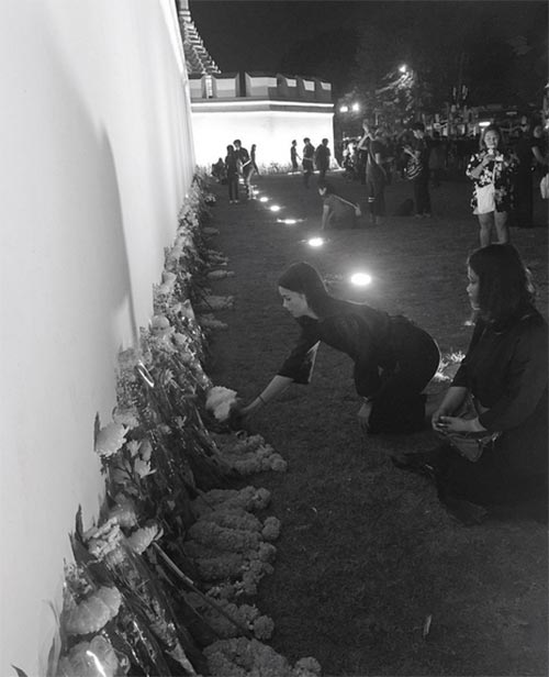 การแต่งกายไว้ทุกข์