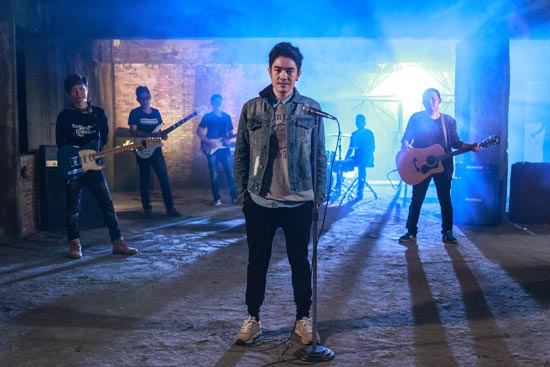  ปั้น แบชเชอร์ MV เพลง พูดผ่านกำแพง