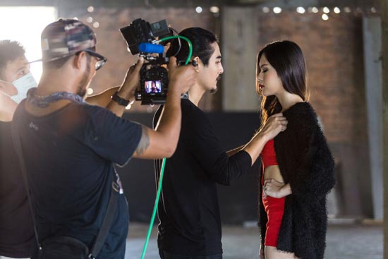  ปั้น แบชเชอร์ MV เพลง พูดผ่านกำแพง