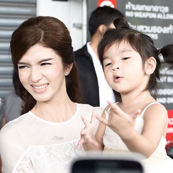 ฟังคำพูดชวนซึ้งจาก โบว์ แวนด้า หลังรับรางวัลสุดยอดคุณแม่ต้นแบบ 