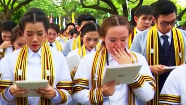 บัณฑิตจุฬาฯ ร้องเพลงต้นไม้ของพ่อ ถวายความอาลัยในหลวง ร.9