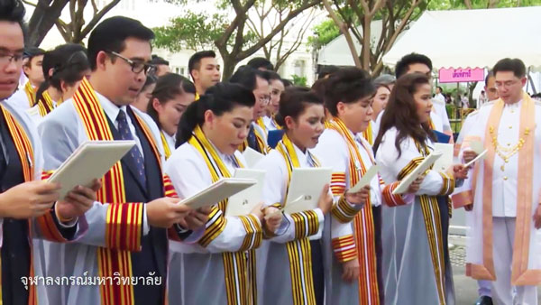 บัณฑิตจุฬาฯ ร้องเพลงต้นไม้ของพ่อ ถวายความอาลัยในหลวง ร.9