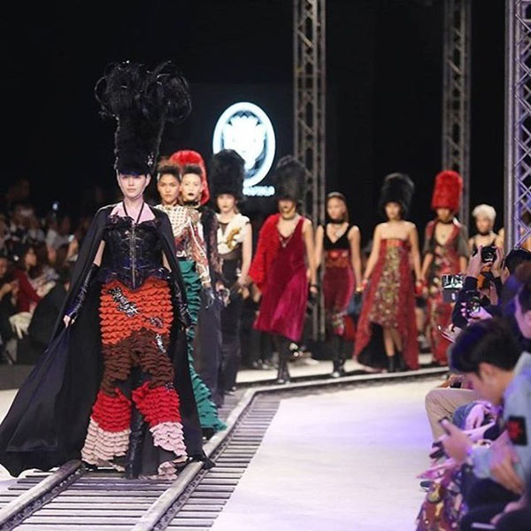 ใหม่ ดาวิกา ร่วมทีมเดินแฟชั่นโชว์งาน Elle Fashion Week 2016