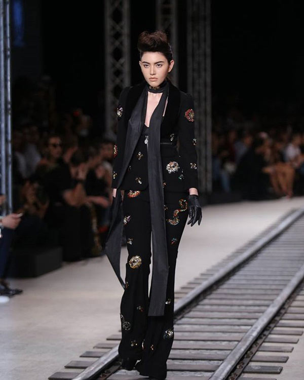 ใหม่ ดาวิกา ร่วมทีมเดินแฟชั่นโชว์งาน Elle Fashion Week 2016