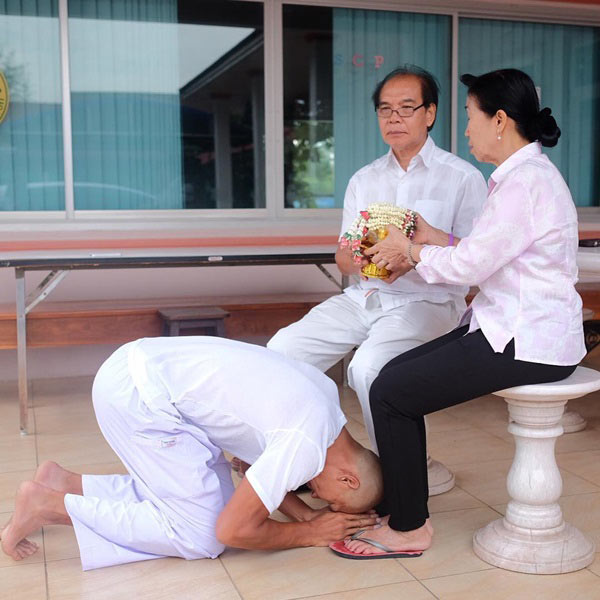 บอล ภราดร ปลงผม เตรียมลาบวชถวายในหลวง-ทดแทนคุณพ่อแม่