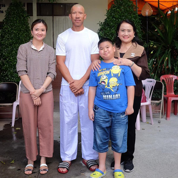 บอล ภราดร ปลงผม เตรียมลาบวชถวายในหลวง-ทดแทนคุณพ่อแม่