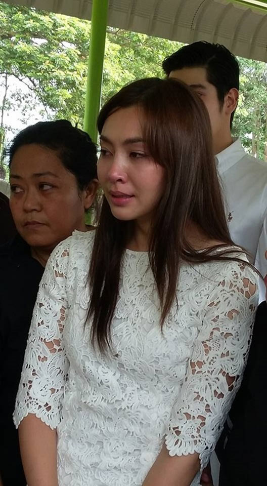 เบลล่า ราณี ร่ำไห้ ร่วมพิธีฝังศพคุณพ่อ ให้คำสัญญา หนูจะดูแลแม่เอง