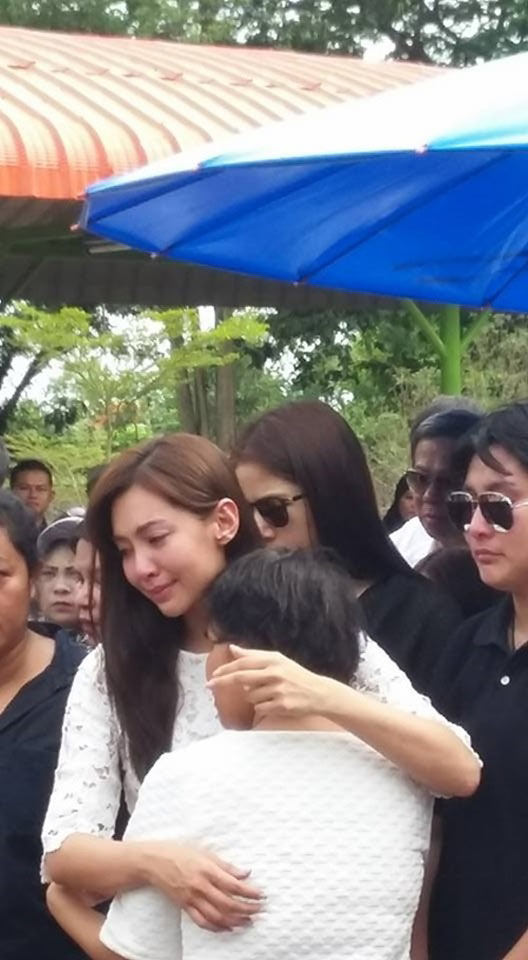 เบลล่า ราณี ร่ำไห้ ร่วมพิธีฝังศพคุณพ่อ ให้คำสัญญา หนูจะดูแลแม่เอง