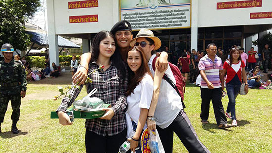 ชิน-ชาโน-กวิน ในวันเยี่ยมญาติทหาร ครอบครัวมาหาพร้อมหน้าพร้อมตา 