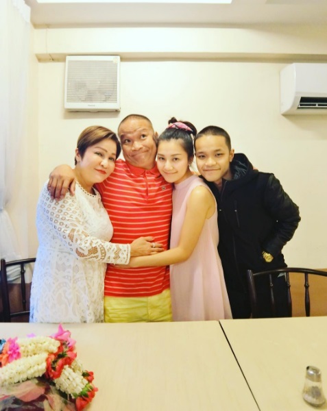 หม่ำ จ๊กมก รวมตัวทั้งครอบครัว ฉลองวันเกิด 51 ปี ว่าที่ลูกเขยก็มา