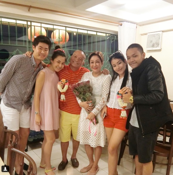 หม่ำ จ๊กมก รวมตัวทั้งครอบครัว ฉลองวันเกิด 51 ปี ว่าที่ลูกเขยก็มา