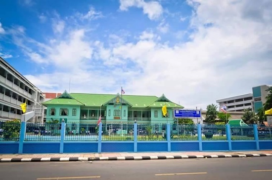 โรงเรียนดังเมืองแพร่ สร้างหลังคากันแดดให้เด็ก แต่งานนี้กลับมีแต่ดราม่า !?!