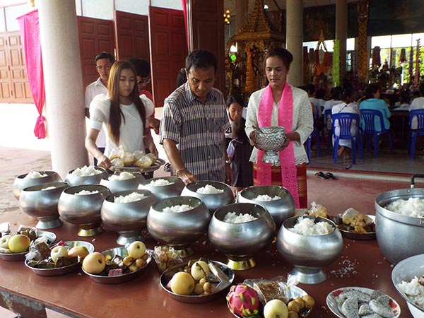 ประเพณีตักบาตรน้ำผึ้ง