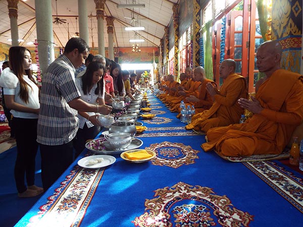 ประเพณีตักบาตรน้ำผึ้ง