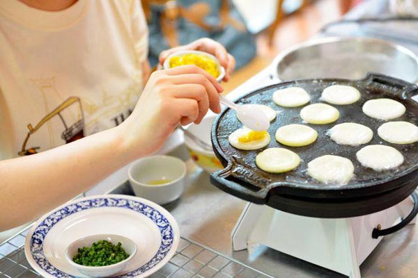 งานประเพณีตักบาตรขนมครก-น้ำตาลทราย