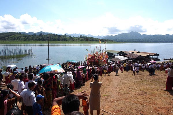 งานบุญเดือนสิบลอยเรือสะเดาะเคราะห์