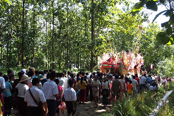 งานบุญเดือนสิบลอยเรือสะเดาะเคราะห์