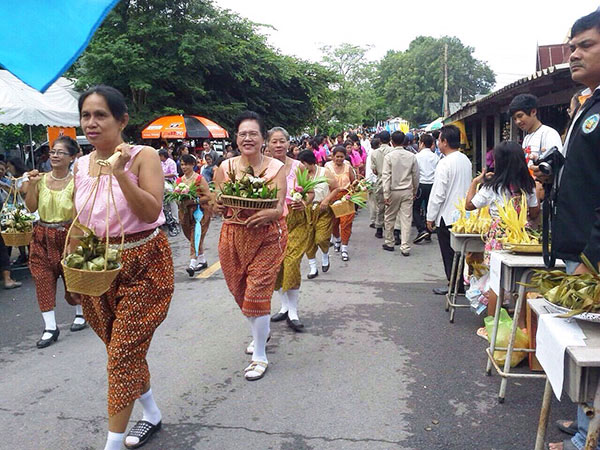 ประเพณีตักบาตรข้าวต้มลูกโยน