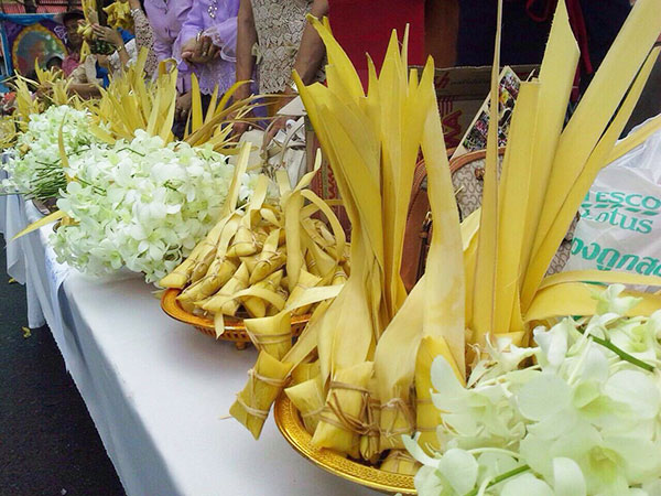 ประเพณีตักบาตรข้าวต้มลูกโยน