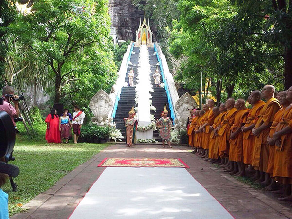 ประเพณีตักบาตรข้าวต้มลูกโยน
