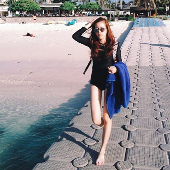 เอสเธอร์ ชุดว่ายน้ำ