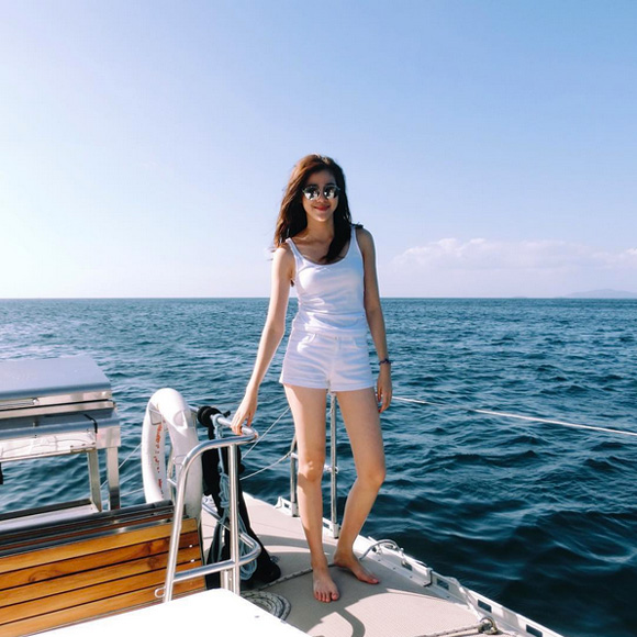 เอสเธอร์ ชุดว่ายน้ำ