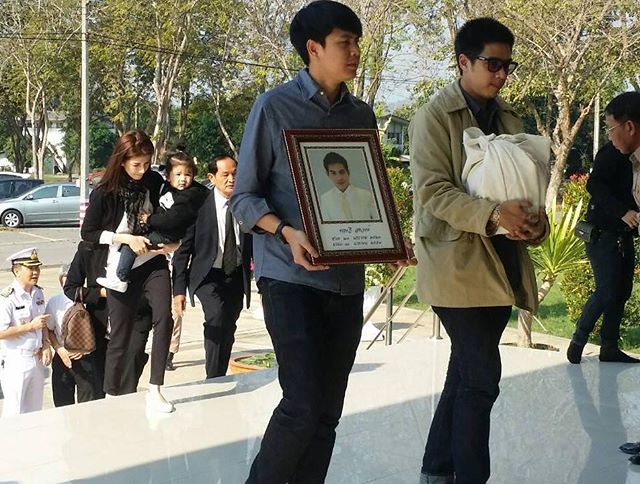 ครอบครัว สหวงษ์ ร่วมพิธีลอยอังคาร ส่ง ปอ ทฤษฎี