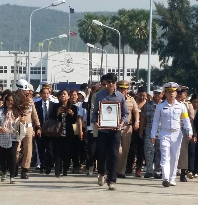ครอบครัว สหวงษ์ ร่วมพิธีลอยอังคาร ส่ง ปอ ทฤษฎี