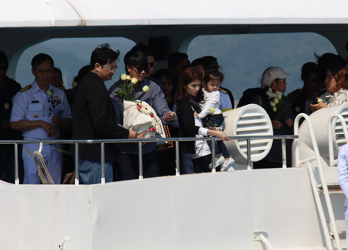 ครอบครัว สหวงษ์ ร่วมพิธีลอยอังคาร ส่ง ปอ ทฤษฎี