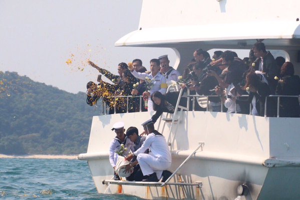 ครอบครัว สหวงษ์ ร่วมพิธีลอยอังคาร ส่ง ปอ ทฤษฎี