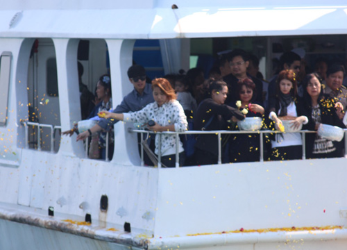 ครอบครัว สหวงษ์ ร่วมพิธีลอยอังคาร ส่ง ปอ ทฤษฎี