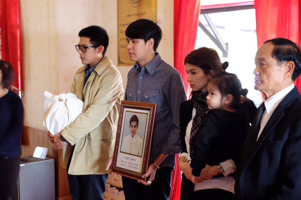 ครอบครัว สหวงษ์ ร่วมพิธีลอยอังคาร ส่ง ปอ ทฤษฎี